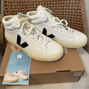 Vert Minotaur Leather Sneaker in Extra White/Black sz 41EU/9.5US/39BR